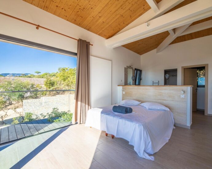 Pinarello, Villa La Tour, 5 bedrooms, swimming pool and sea view, RL278