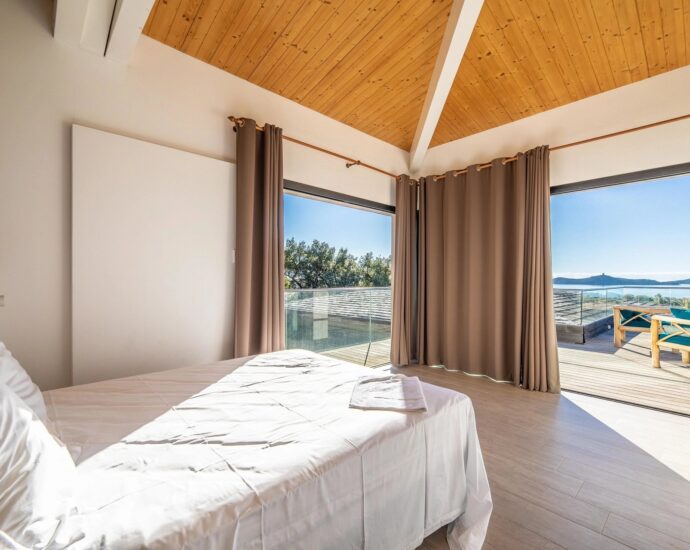 Pinarello, Villa La Tour, 5 bedrooms, swimming pool and sea view, RL278