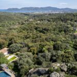 Exclusivité – Porto-Vecchio, terrain constructible avec permis et aperçu mer et montagnes