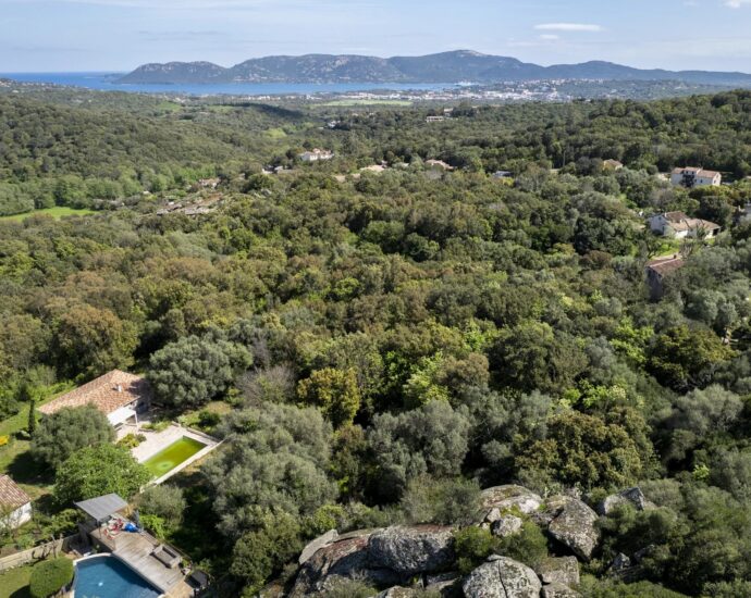 Exclusivité – Porto-Vecchio, terrain constructible avec permis et aperçu mer et montagnes