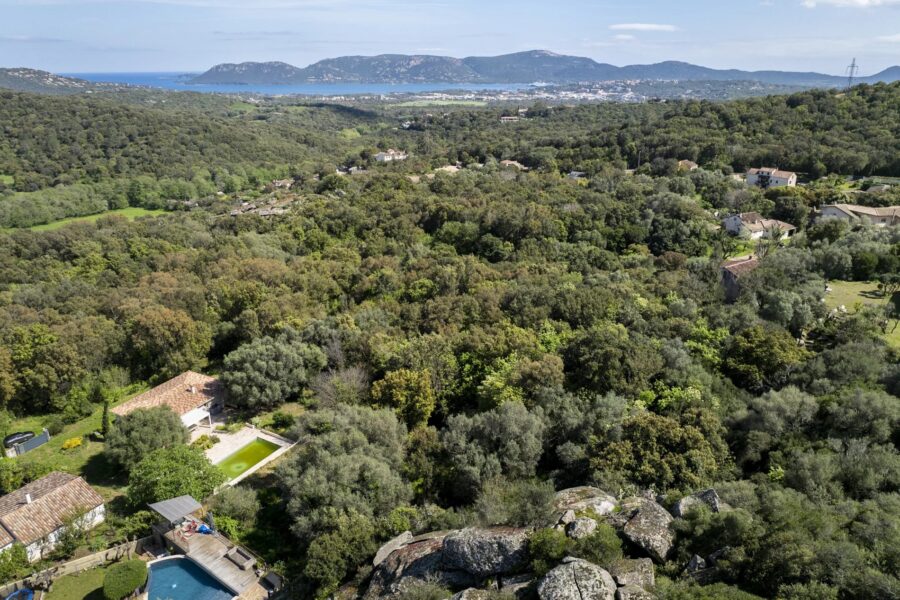 Exclusivité – Porto-Vecchio, terrain constructible avec permis et aperçu mer et montagnes