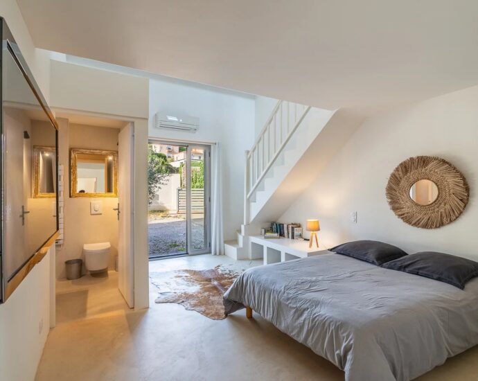 Calvi, 5 bedroom villa, swimming pool, sea view, town centre and beach on foot