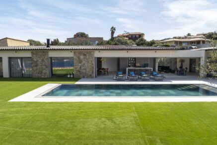 Propriano, 5 bedrooms, panoramic sea view, pool, close to the beach.