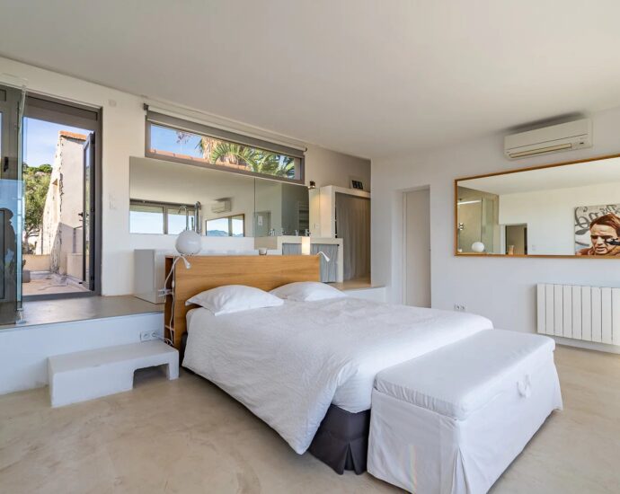 Calvi, 5 bedroom villa, swimming pool, sea view, town centre and beach on foot