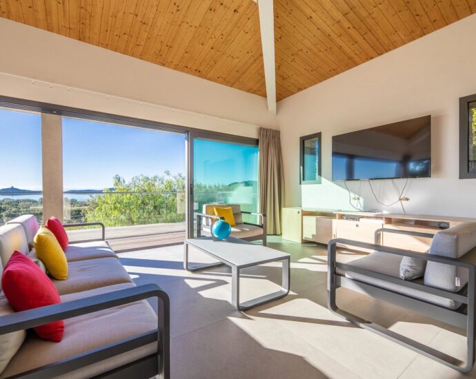 Pinarello, Villa La Tour, 5 bedrooms, swimming pool and sea view, RL278