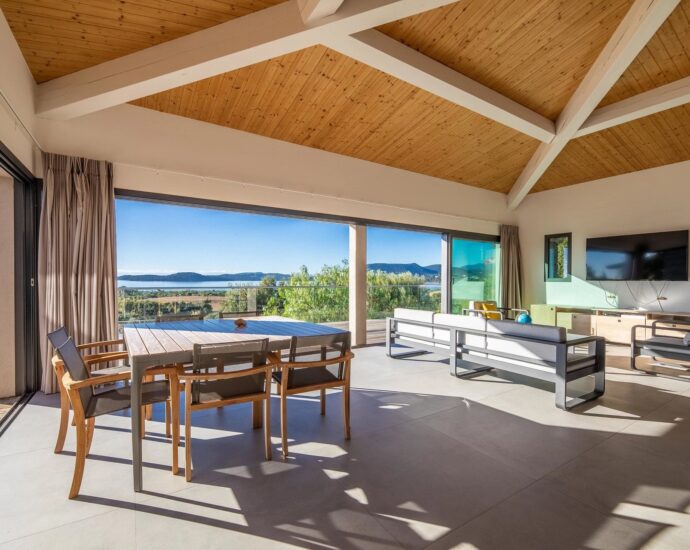 Pinarello, Villa La Tour, 5 bedrooms, swimming pool and sea view, RL278