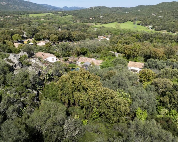 Exclusivité – Porto-Vecchio, terrain constructible avec permis et aperçu mer et montagnes