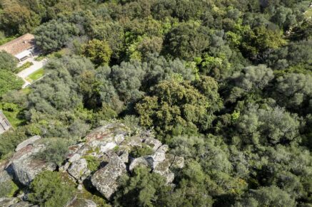 Exclusivité – Porto-Vecchio, terrain constructible avec permis et aperçu mer et montagnes
