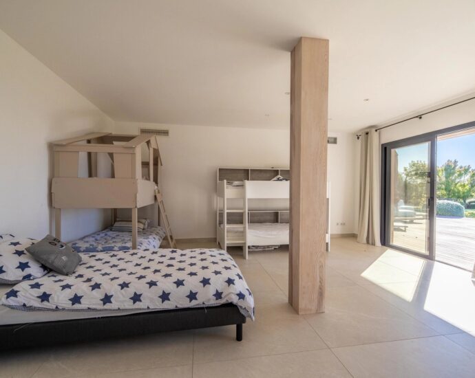 Pinarello, Villa La Tour, 5 bedrooms, swimming pool and sea view, RL278