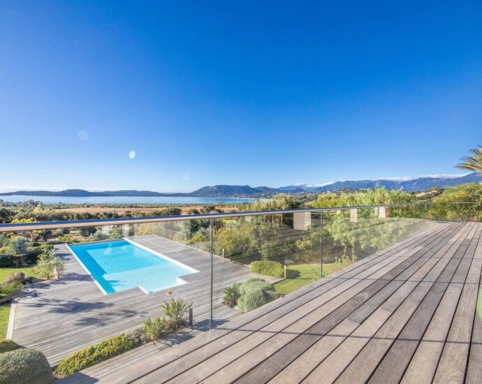 Pinarello, Villa La Tour, 5 bedrooms, swimming pool and sea view, RL278