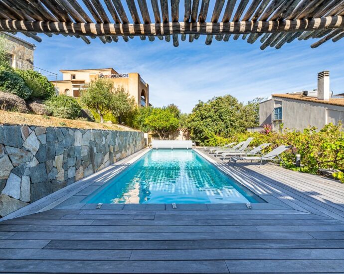 Calvi, 5 bedroom villa, swimming pool, sea view, town centre and beach on foot