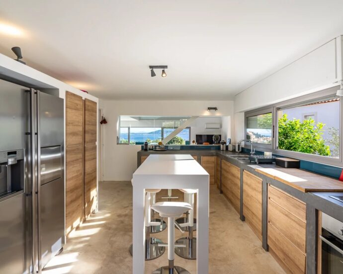 Calvi, 5 bedroom villa, swimming pool, sea view, town centre and beach on foot