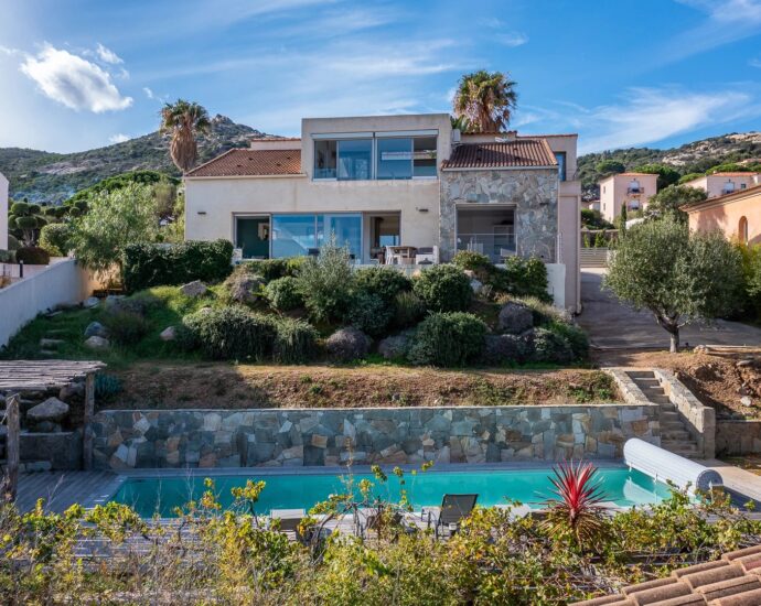 Calvi, 5 bedroom villa, swimming pool, sea view, town centre and beach on foot