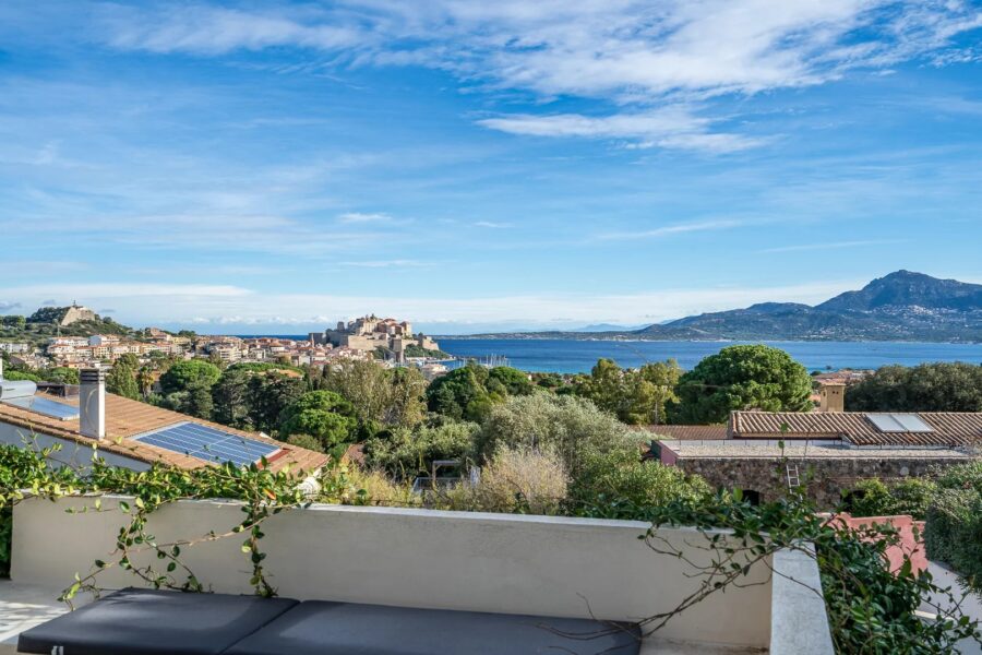 Calvi, 5 bedroom villa, swimming pool, sea view, town centre and beach on foot