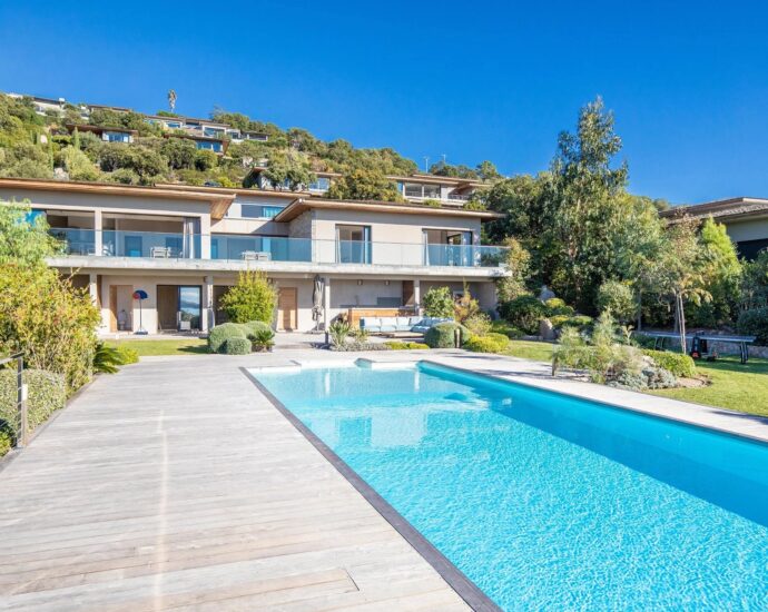 Pinarello, Villa La Tour, 5 bedrooms, swimming pool and sea view, RL278