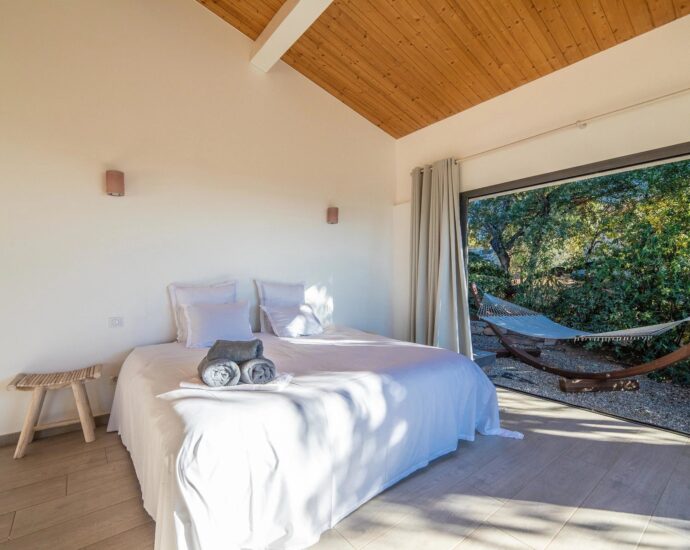 Pinarello, Villa La Tour, 5 bedrooms, swimming pool and sea view, RL278