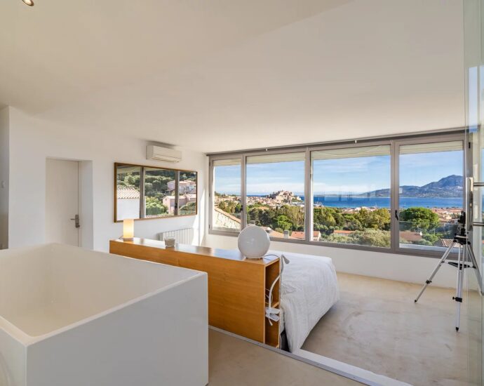 Calvi, 5 bedroom villa, swimming pool, sea view, town centre and beach on foot