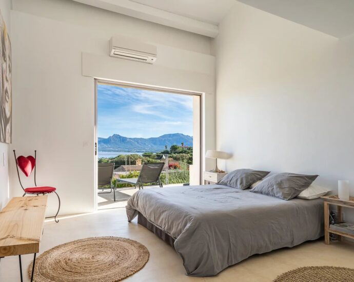 Calvi, 5 bedroom villa, swimming pool, sea view, town centre and beach on foot