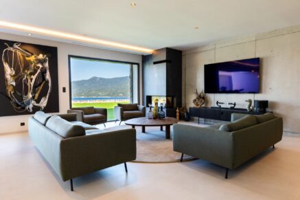 Propriano, 5 bedrooms, panoramic sea view, pool, close to the beach.