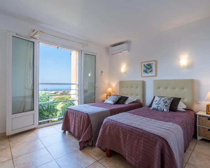 Exclusivité, Corbara, Marine de Davia, villa 3 chambres, piscine, vue mer panoramique, plage à pied