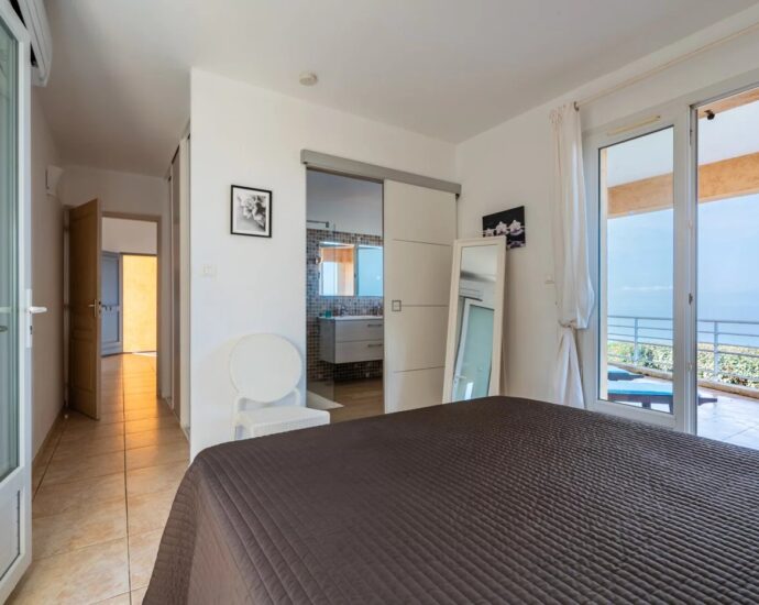 Exclusivité, Corbara, Marine de Davia, villa 3 chambres, piscine, vue mer panoramique, plage à pied