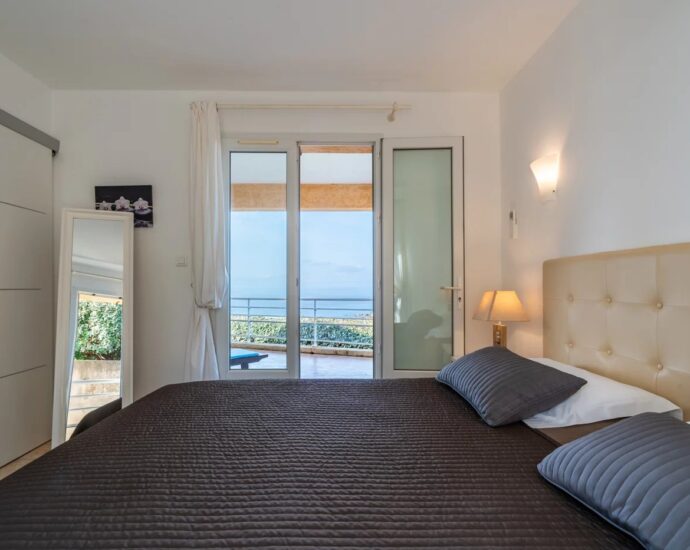 Exclusivité, Corbara, Marine de Davia, villa 3 chambres, piscine, vue mer panoramique, plage à pied