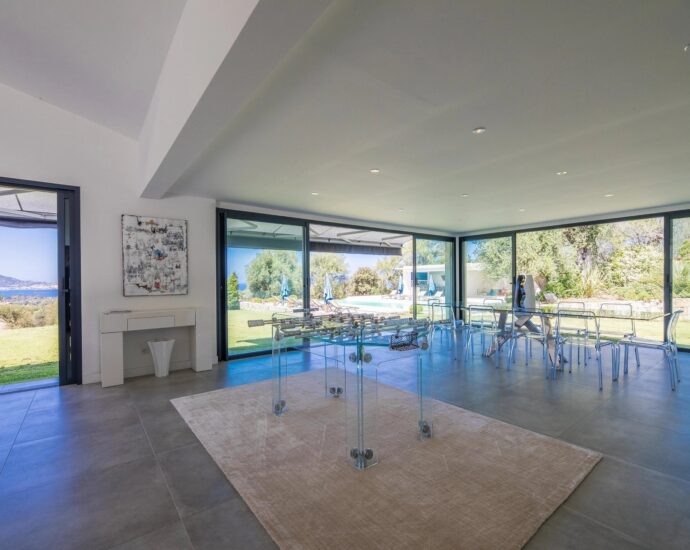 Lumio, Villa 6 chambres, vue mer panoramique, piscine à débordement, proche plage