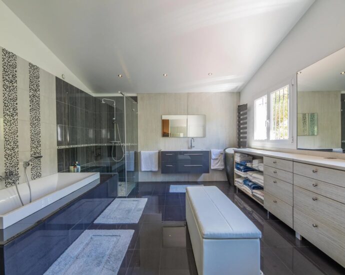 Lumio, Villa 6 chambres, vue mer panoramique, piscine à débordement, proche plage