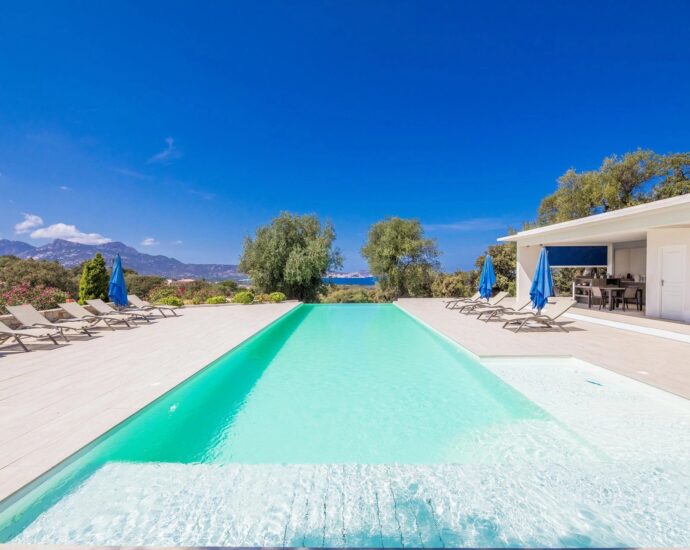 Lumio, Villa 6 chambres, vue mer panoramique, piscine à débordement, proche plage