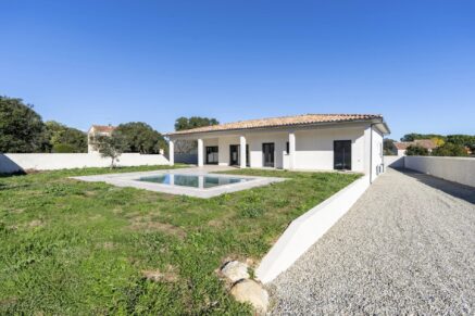 Solenzara, Marine de Solaro, Contemporary Villa, 5 Bedrooms, Heated Pool, Open Mountain Views, Walking Distance to the Beach