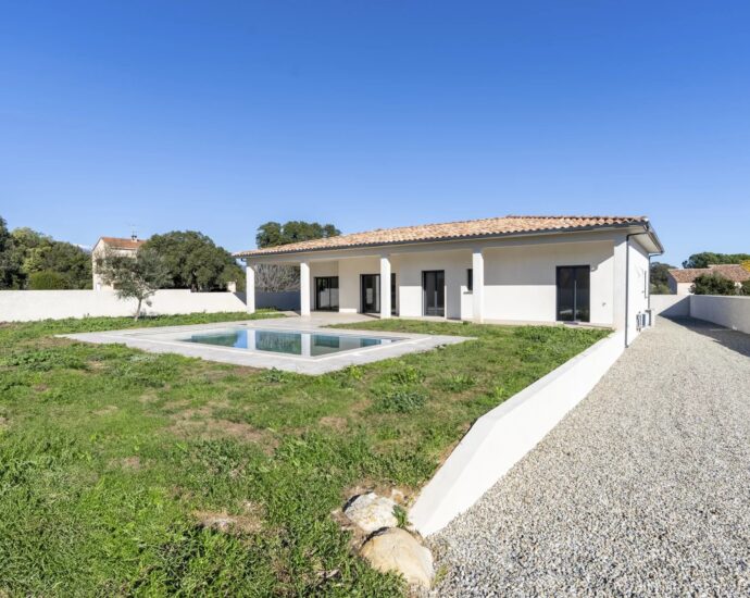 Solenzara, Marine de Solaro, Villa contemporaine, 5 chambres, piscine chauffée, vue dégagée montagnes, plage à pied