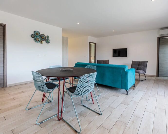 Lecci , Cala Rossa, Villa de 3 chambres avec piscine chauffée et plage à pieds