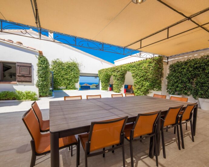 Lumio, Villa 6 chambres, vue mer panoramique, piscine à débordement, proche plage