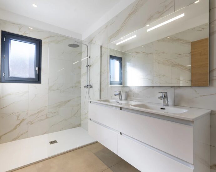 Solenzara, Marine de Solaro, Villa contemporaine, 5 chambres, piscine chauffée, vue dégagée montagnes, plage à pied