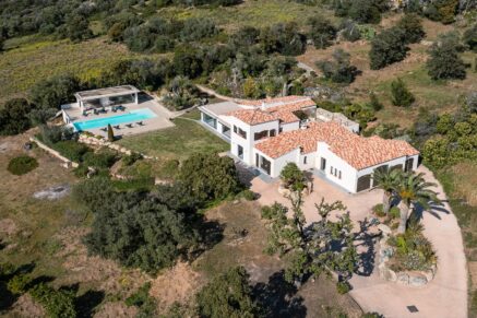 Lumio, Villa 6 chambres, vue mer panoramique, piscine à débordement, proche plage