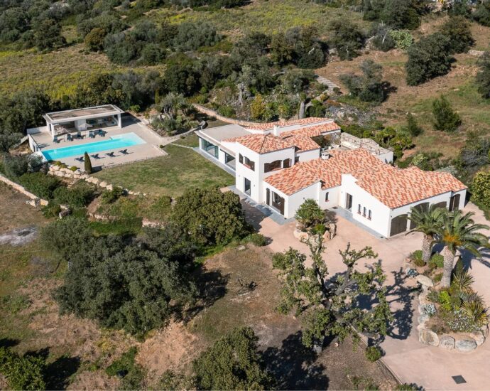 Lumio, Villa 6 chambres, vue mer panoramique, piscine à débordement, proche plage