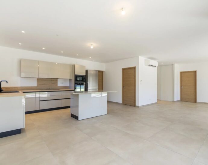 Solenzara, Marine de Solaro, Villa contemporaine, 5 chambres, piscine chauffée, vue dégagée montagnes, plage à pied