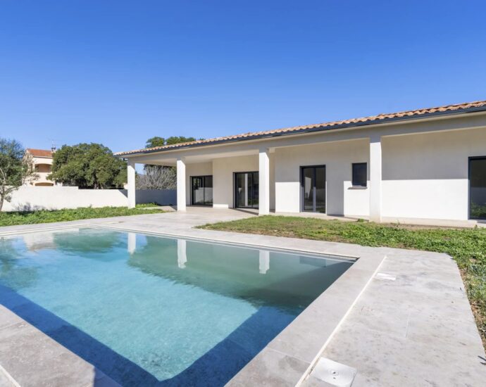 Solenzara, Marine de Solaro, Villa contemporaine, 5 chambres, piscine chauffée, vue dégagée montagnes, plage à pied