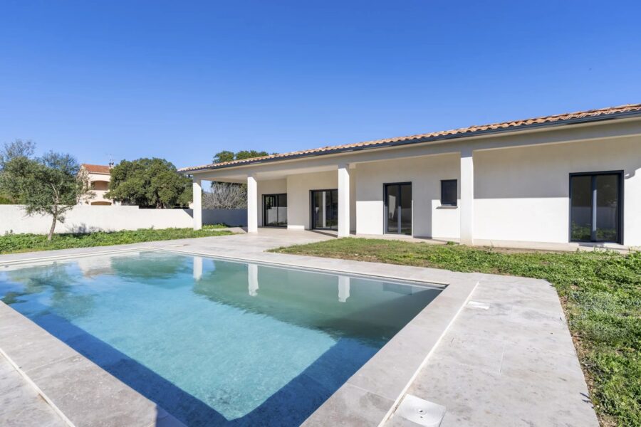 Solenzara, Marine de Solaro, Villa contemporaine, 5 chambres, piscine chauffée, vue dégagée montagnes, plage à pied