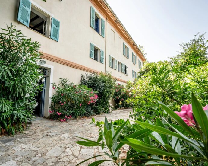 Demeure de Maître dominant la vallée du Nebbiu et le golfe de Saint-Florent