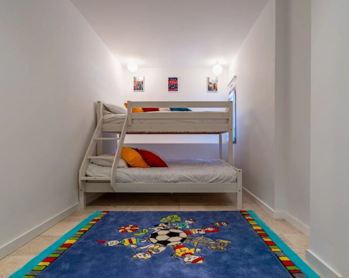 Lumio, Villa 6 chambres, vue mer panoramique, piscine à débordement, proche plage