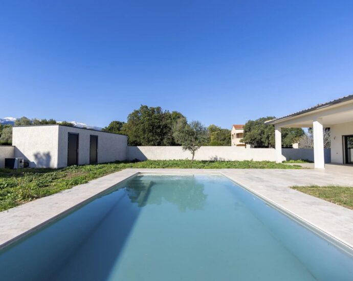 Solenzara, Marine de Solaro, Villa contemporaine, 5 chambres, piscine chauffée, vue dégagée montagnes, plage à pied