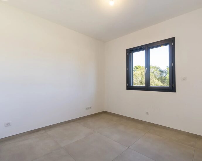 Solenzara, Marine de Solaro, Villa contemporaine, 5 chambres, piscine chauffée, vue dégagée montagnes, plage à pied