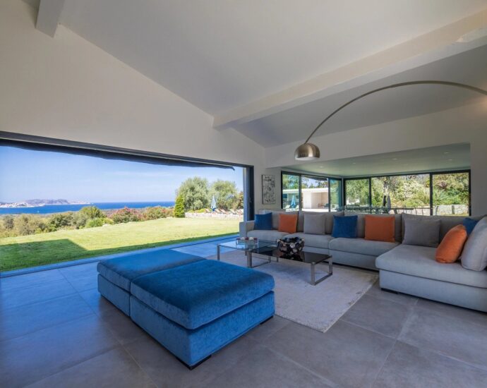 Lumio, Villa 6 chambres, vue mer panoramique, piscine à débordement, proche plage