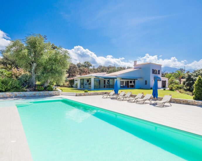 Lumio, Villa 6 chambres, vue mer panoramique, piscine à débordement, proche plage