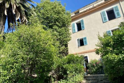 Manor house overlooking the Nebbiu valley and the Gulf of Saint-Florent