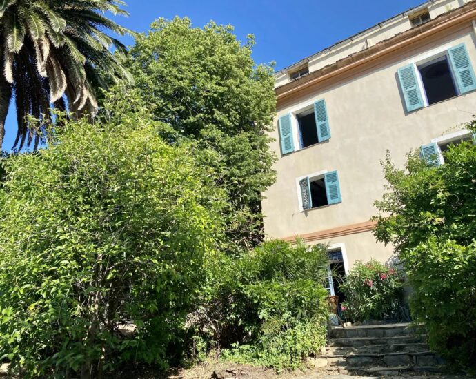 Demeure de Maître dominant la vallée du Nebbiu et le golfe de Saint-Florent