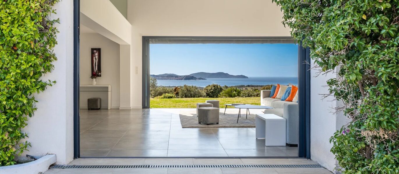Lumio, Villa 6 chambres, vue mer panoramique, piscine à débordement, proche plage