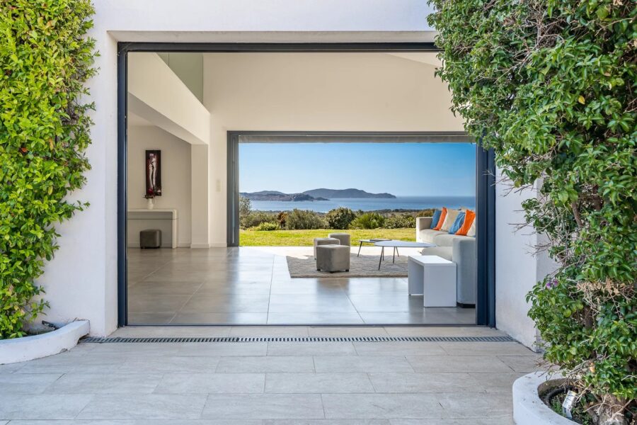 Lumio, Villa 6 chambres, vue mer panoramique, piscine à débordement, proche plage