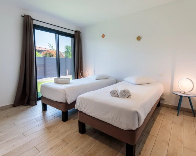 Lecci , Cala Rossa, Villa de 3 chambres avec piscine chauffée et plage à pieds